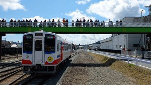 南リアス線盛駅で開通を喜ぶ地元の皆さん