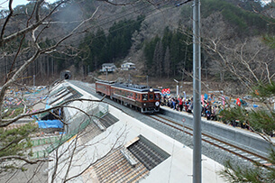 全線開業記念列車として走った新お座敷車両。（4月6日撮影）
