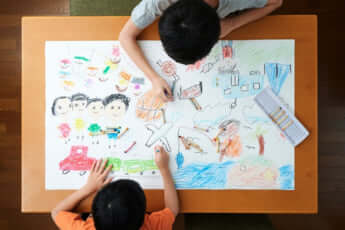 お絵かきする子ども達