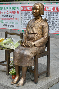 ソウルの日本大使館前にある慰安婦像