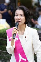 街頭で演説する豊田真由子