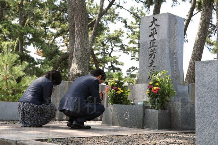 恵理夫人（左）と大平元総理の墓前へ