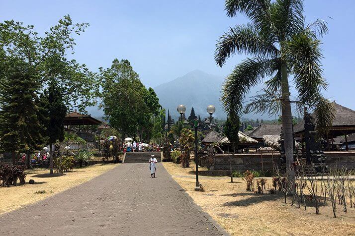 火の神の宿るアグン山