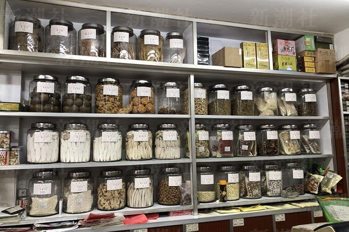 漢方街は圧巻の品揃え