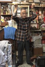 棍棒を上下させる90歳
