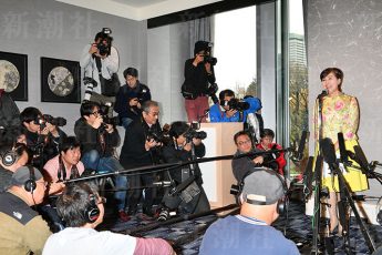 午前8時から会見