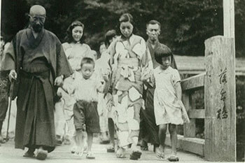 袴姿で寛ぐ東条英機（左端）（四万温泉・積善館提供）