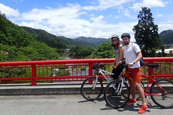 サイクリングを楽しむ外国人（提供：SATOYAMA EXPERIENCE）