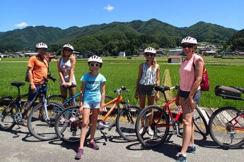 サイクリングを楽しむ外国人（提供：SATOYAMA EXPERIENCE）