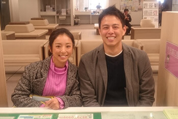 婚姻届を提出する片岡安祐美さんと小林公太さん