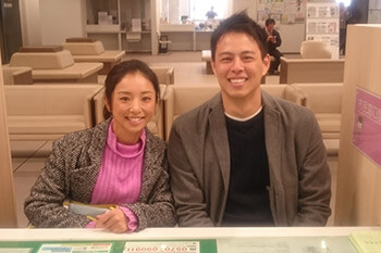 婚姻届を提出する片岡安祐美さんと小林公太さん