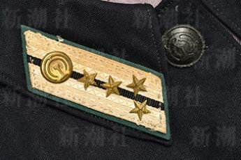 襟元には階級章のようなもの