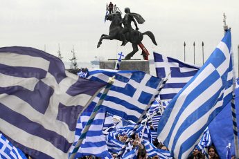 大王像の前で気勢を上げるギリシャ北部の市民