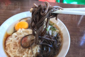 音威子府駅の立ち食い蕎麦店『常盤軒』の天玉そば