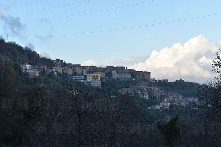 山上に開けたセッサ・チレント遠望