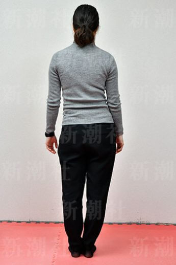 左腕とウエストの間に隙間がある一方、右腕は腰に付いている（1）