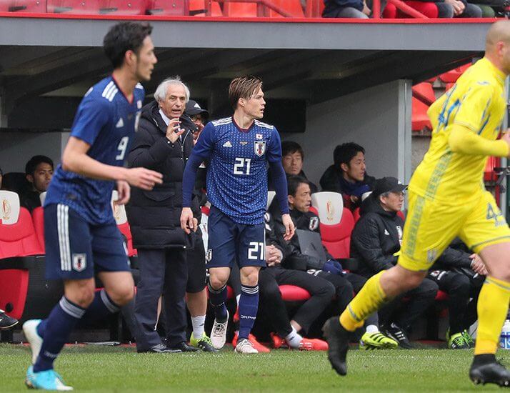 酒井高徳に指示を出すハリルホジッチ（写真・六川則夫）