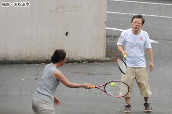 テニスに興じる2人の姿