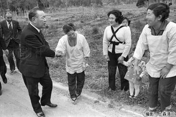 総理の座を追われても、地元・西山町の人々は温かく出迎えた（撮影・上森清二／1976年4月）