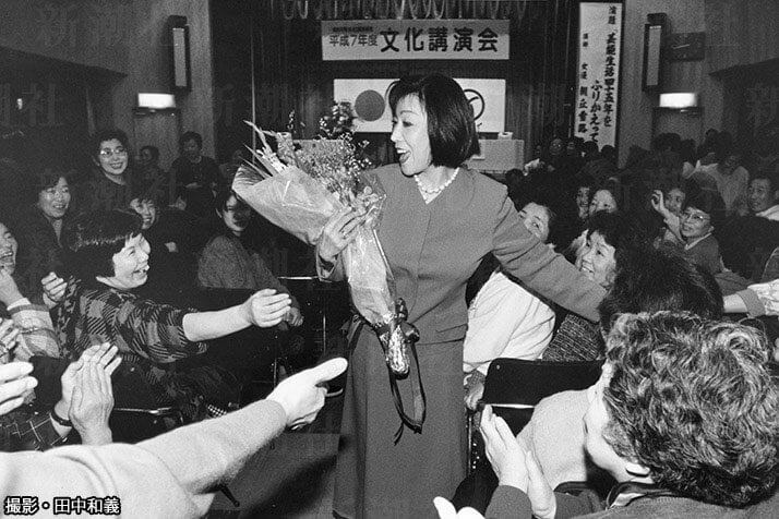 在りし日の 朝丘雪路さん 芸能生活45周年の秘蔵ショット公開 デイリー新潮 在りし日の 朝丘雪路さん 芸能生活45周年の秘蔵ショット公開 デイリー新潮