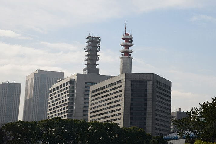 警視庁（手前）と警察庁（奥）