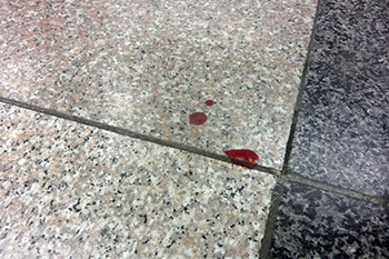 改札付近についた血痕