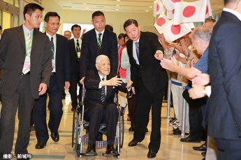 95歳の元総統とHINOMARU（撮影・前城均）