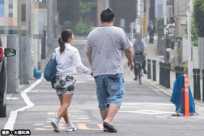 手を絡ませながら駐車場までお見送り（撮影・大橋和典）