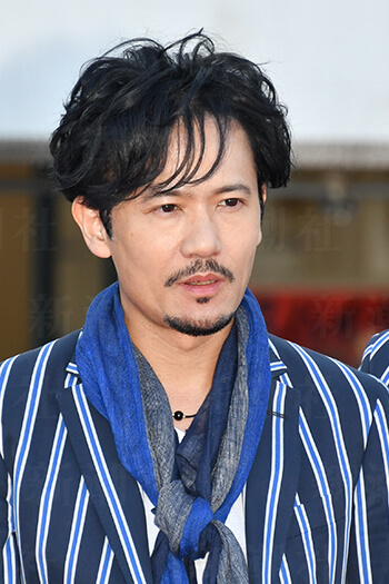 稲垣吾郎が新宿2丁目で男性とキス 映画 ばるぼら 打ち上げで見せた解放感 デイリー新潮