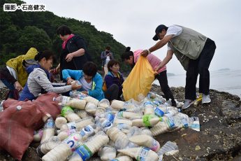 用意された700本の“ボトル米”（撮影・石高健次）