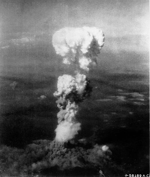 広島に投下された原爆のキノコ雲