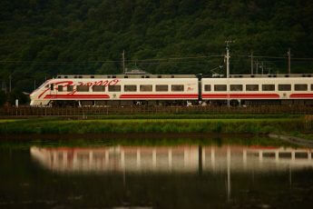 東武鉄道の「りょうもう」に使用されている「プユマ」デザインの200型（撮影・富沢裕太）