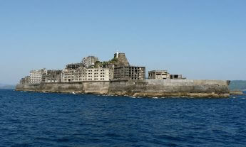 軍艦島（端島）（Hisagi／Wikimedia Commons）