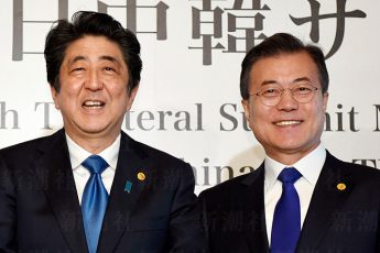 安倍晋三　文在寅