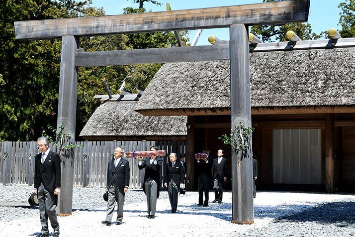 天皇陛下と剣と璽を運ぶ侍従