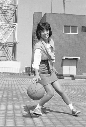 岡田有希子自死から33年 今も墓前にファンからの花束 デイリー新潮