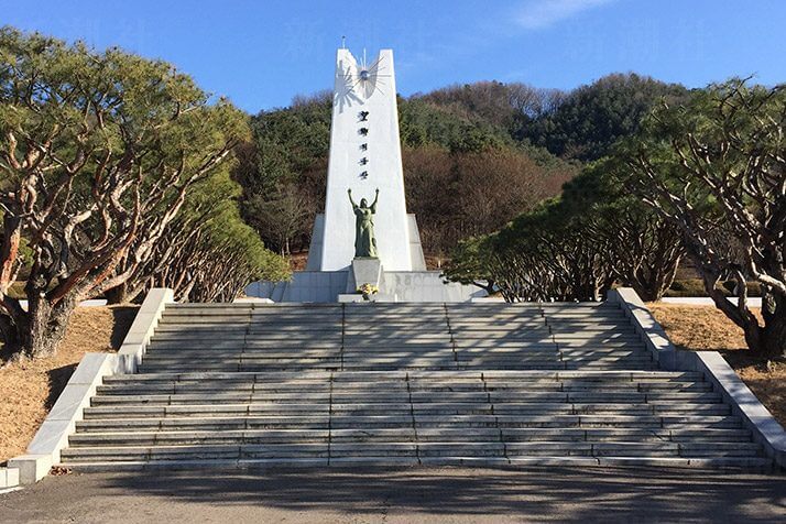 望郷の丘　メイン慰霊碑