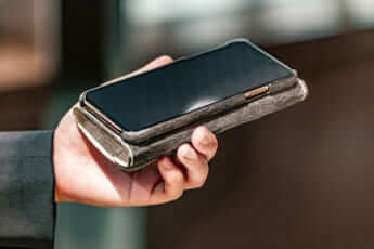 33万円のスマホケース（坂本ラヂヲ株式会社提供）