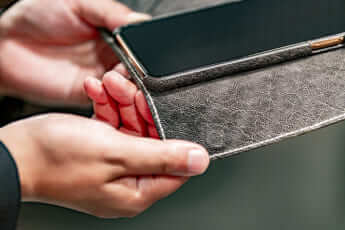 33万円のスマホケース（坂本ラヂヲ株式会社提供）