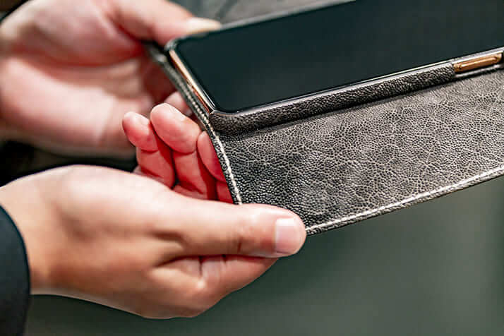 33万円のスマホケース（坂本ラヂヲ株式会社提供）