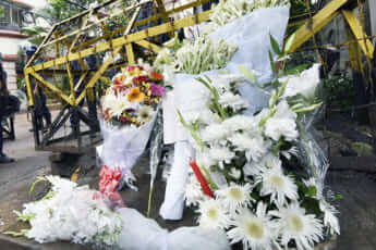 ダッカのテロ事件の現場に手向けられた花束
