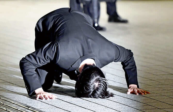 田口淳之介 秒の土下座 は賛否両論 謝罪の専門家は 効果あり と指摘 デイリー新潮 田口淳之介 秒の土下座 は賛否両論 謝罪の専門家は 効果あり と指摘 デイリー新潮