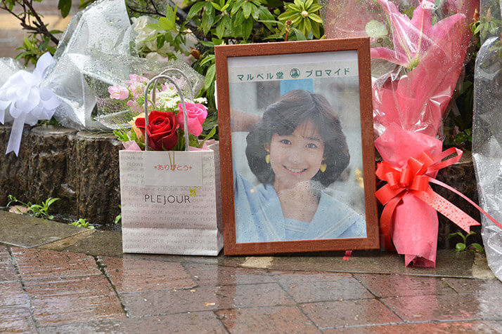 岡田有希子自死から33年、今も墓前にファンからの花束