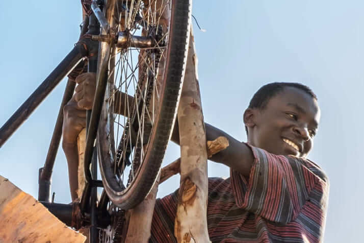 アフリカの小国「マラウイ」の村を飢饉から救った「風車」と「少年」
