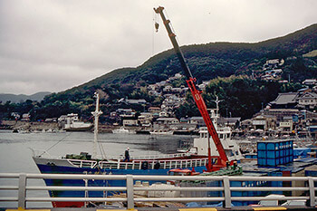 対馬の漁港（Wikimedia Commonsより）