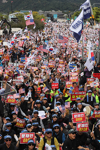 ソウルで行われた文在寅大統領の辞任を求める大規模デモ