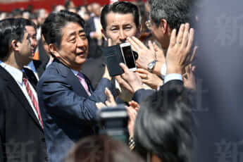 す が 官房 長 半 グレ 写真