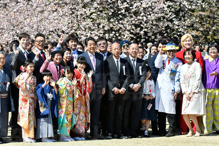 写真 官房 半 が グレ す 長 「50人を土下座させ、1人ずつ木刀で腕、指、歯を折る。そして橋から…」半グレ集団「怒羅権」元幹部が語る喧嘩の作法