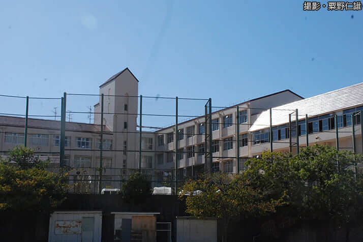 神戸市立東須磨小学校（撮影・粟野仁雄）