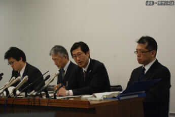 処分を発表する長田淳神戸市教育長（撮影・粟野仁雄）